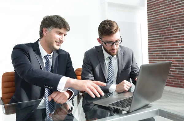 Colegas de negócios discutem questões de trabalho — Fotografia de Stock