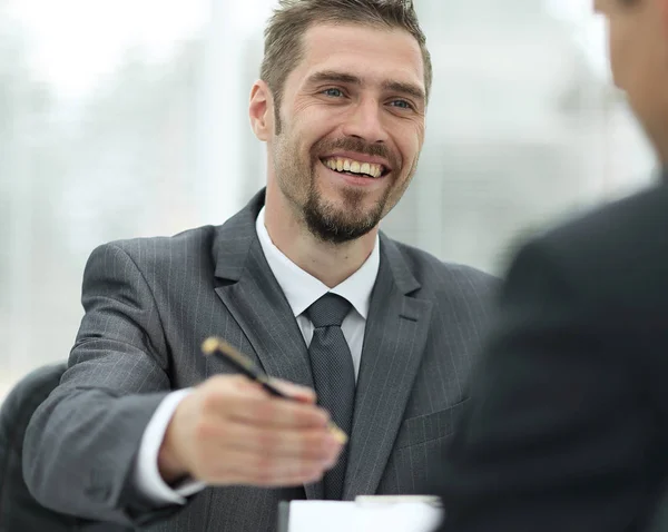 Ein erfolgreicher Geschäftsmann, der einen lukrativen Vertrag unterschreibt — Stockfoto