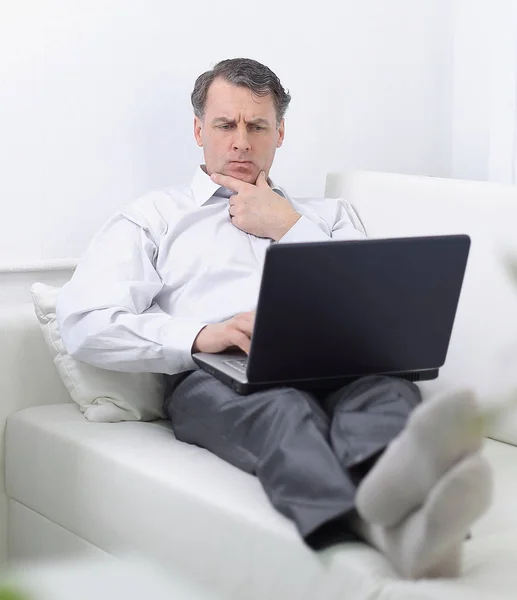 Homem de negócios com laptop trabalha na sala — Fotografia de Stock