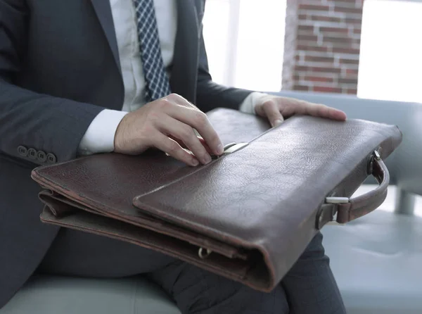 Hommes d'affaires main avec suitecase dans un bureau moderne — Photo