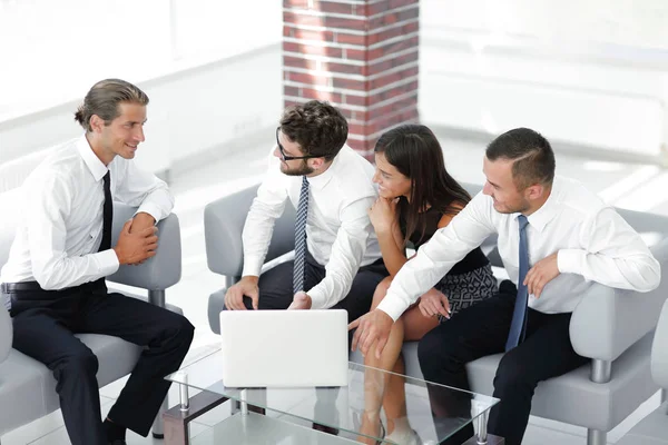 Gerente e equipe de negócios discutindo questões de negócios — Fotografia de Stock