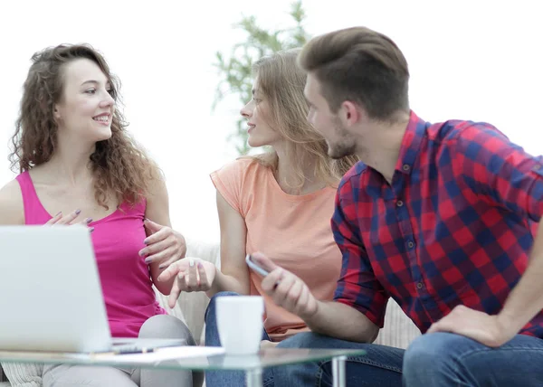 kanepede oturan sorunu görüşmek için öğrenci grubu.