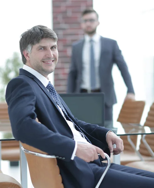 Homme d'affaires assis dans une salle de conférence vide — Photo