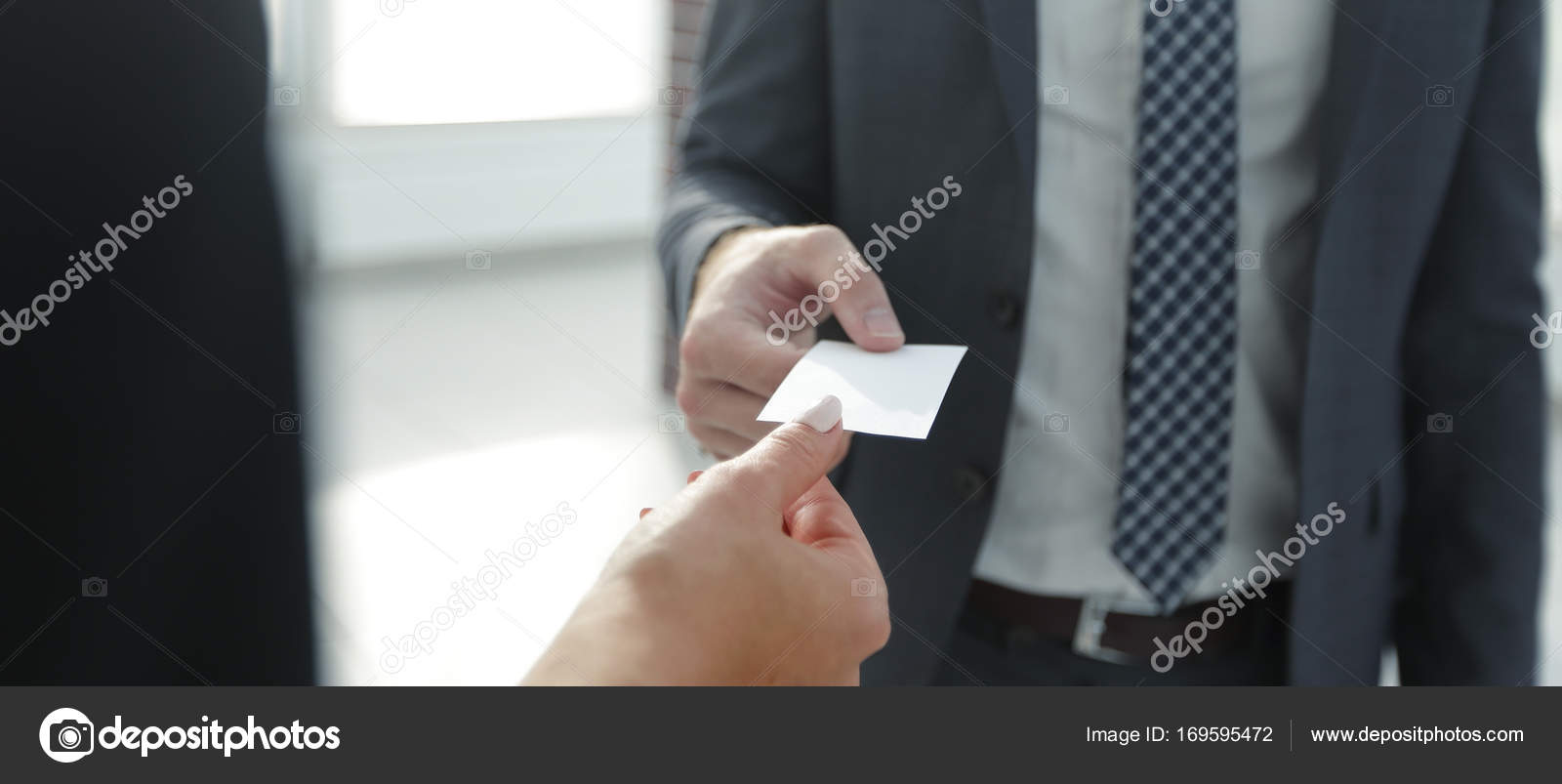 вручение визитки. женщина на переговорах. Exchanging visits. на деловой встрече визитными карточками обмениваются. Exchanging visits.