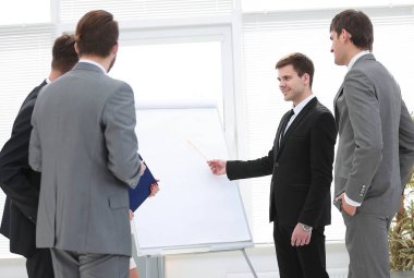 üst düzey yöneticisi yeni projenin sunumunu sağlar