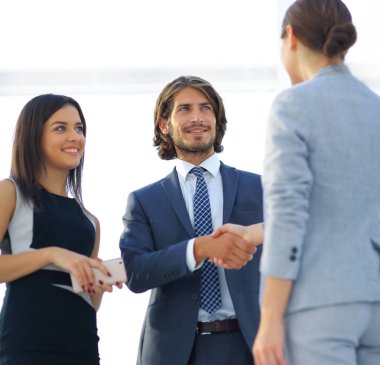 İş adamları geniş pencereli odaya karşı el sıkışıyor