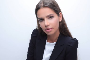Yakın çekim. Kendine güvenen genç kadın.