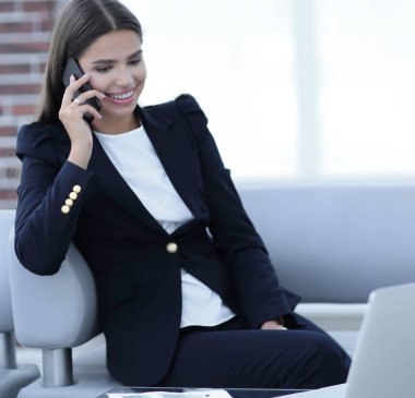 cep telefonu üzerinde konuşurken kadın Yöneticisi