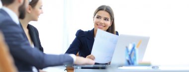 İş ortakları toplantıda belge ve fikirleri tartışıyor