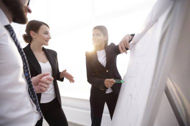 flipchart üzerinde bir marker ile işaret iş kadını