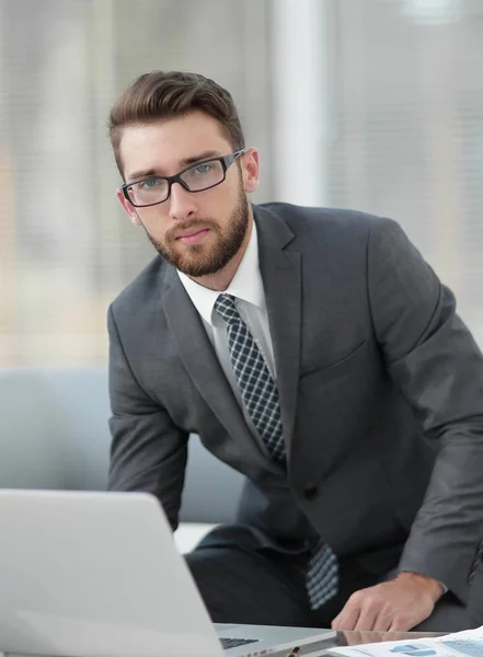 Porträtt av en modern affärsman som sitter vid sitt skrivbord. — Stockfoto