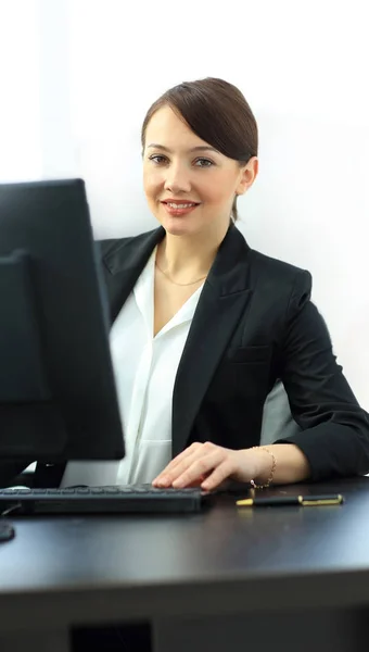 Close-up de uma jovem empresária confiante que trabalha no computador — Fotografia de Stock