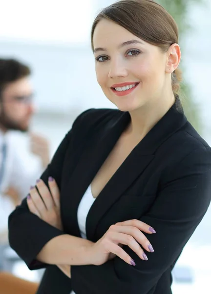 Femme d'affaires réussie sur le fond du bureau — Photo