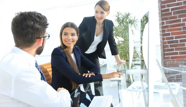 portre. iş takım tartışıyor