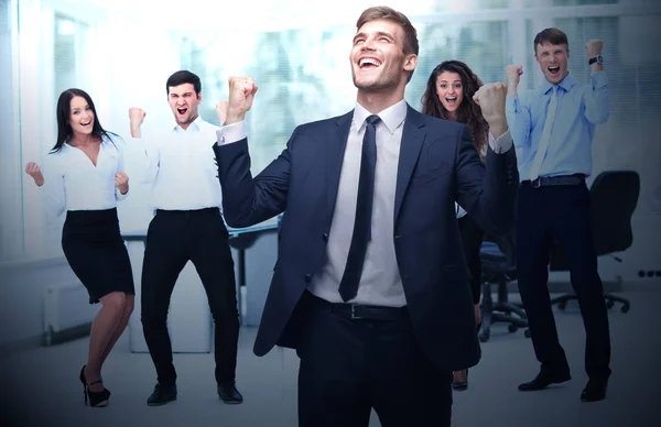 Victoire en affaires. homme d'affaires jubilant et l'équipe sur o — Photo