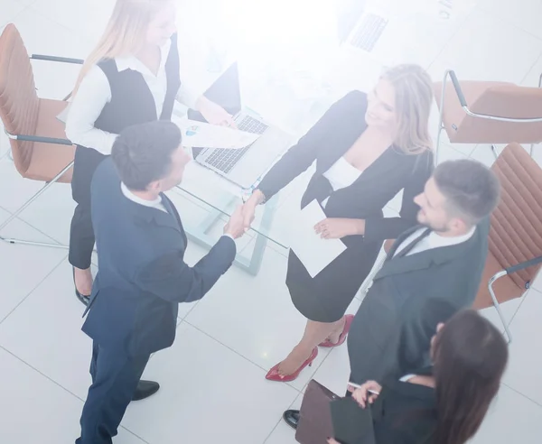 Diversità business team conclusione del contratto con stretta di mano in un — Foto Stock