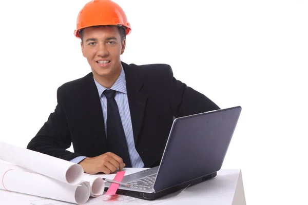 Porträt eines positiven männlichen Architekten, der am Laptop arbeitet — Stockfoto