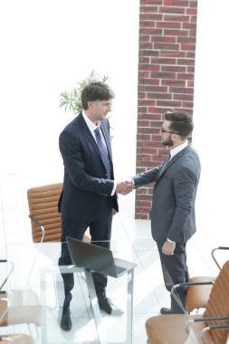 İki işadamı ofiste el sıkışıyor.