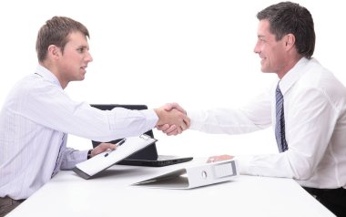 Otururken gülümseme ile el sıkışan iki yakışıklı erkekler