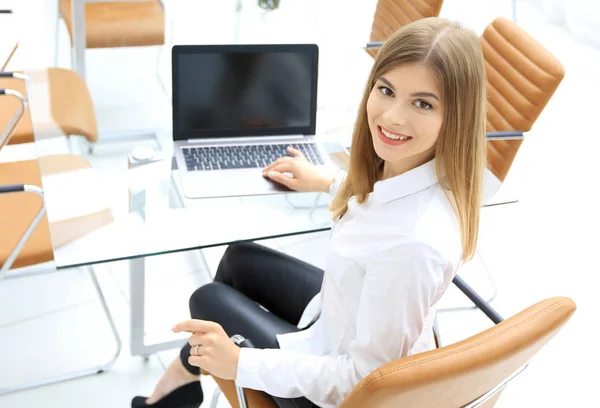 Achterste view.female assistent kijken naar de camera. — Stockfoto