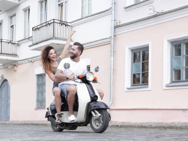 Mutlu çift retro motosiklet sürme tam uzunlukta yan görünüm