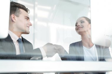 Camın arkasından. karşılıklı iş ortakları