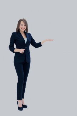 Mutlu genç güzel iş kadını SIG için boş alanı gösterilen