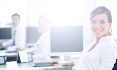 Güzel genç kadın ile modern gülüşe kameraya arıyor