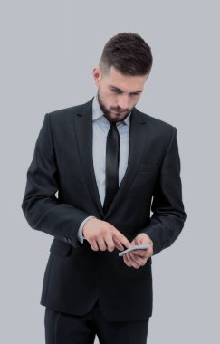 Telefonu kullanma office takım elbiseli yakışıklı işadamı