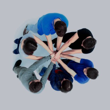 Gençlerin kendi elleriyle birlikte bir daire içinde üstten görünüm.