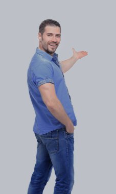 Genç adam üzerinde beyaz bir backgro izole ürününüzü sunulması