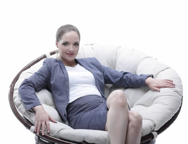 Mujer de negocios sentada en una silla redonda ratán —  Fotos de Stock