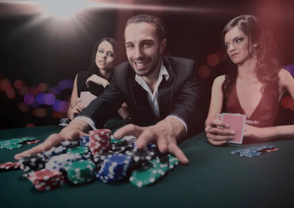 Jogador de poker vai "all in" empurrando suas fichas para a frente — Fotografia de Stock