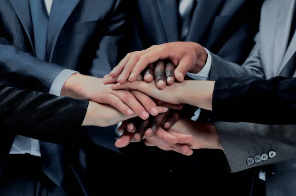Skupina zaměstnanců s jejich rukama dohromady — Stock fotografie