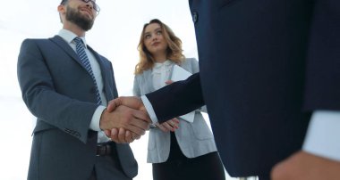 İş adamı tokalaşmasını toplantı odasında kapatın.