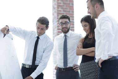 yeni bir fikir tartışırken iş takım.