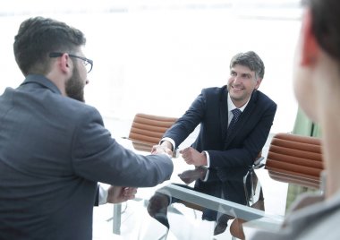 Finans ortakları arasında el sıkışın