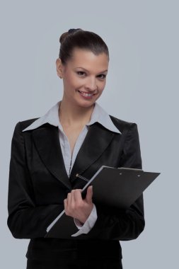 Bir klasör tutan gülümseyen iş kadın.