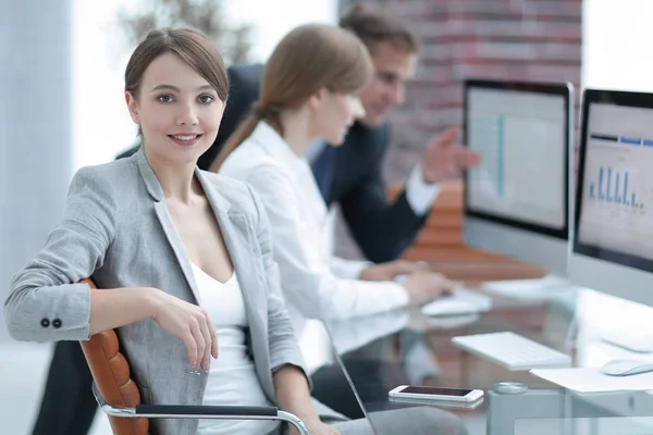Portret van succesvolle zakenvrouwen op de werkplek — Stockfoto
