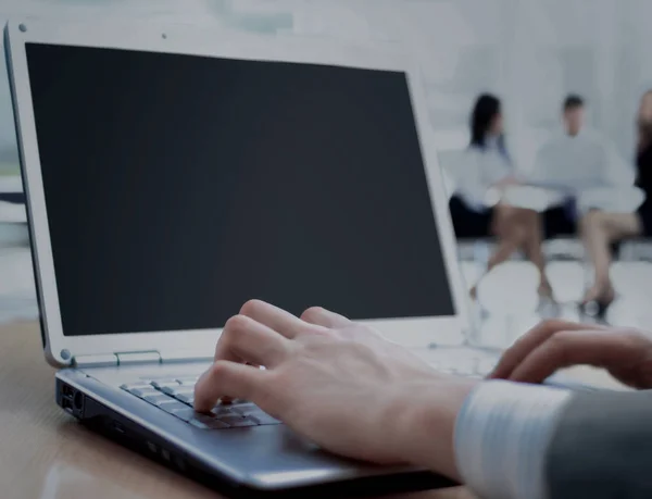 Person tippt in einem Büro auf einem modernen Laptop — Stockfoto