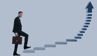 Diyagram üzerinde oturan yakışıklı genç iş adamı