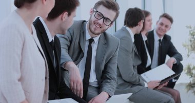 Gülümseyen ve kendinden emin iş takım önünde o kırmak vakit geçiriyor