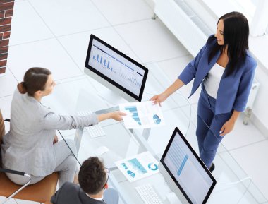 Memnun iş kadını istatistikleri grafik onun c-açıklar.