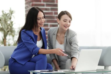 İş insanlar konuşma. Elinizdeki teknoloji