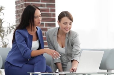 İş insanlar konuşma. Elinizdeki teknoloji