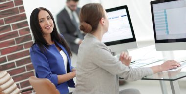 Ofis mekanları birlikte çalışan iki genç iş kadını