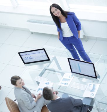 Mutlu proje yöneticisi mali rapor tutan, istatistikleri gösterir