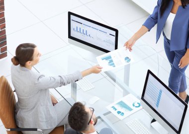 Memnun iş kadını istatistikleri grafik onun c-açıklar.