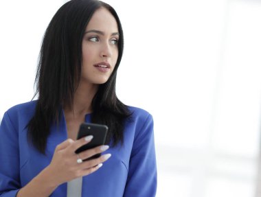 Cep telefonu kullanan bir kadının portresi.