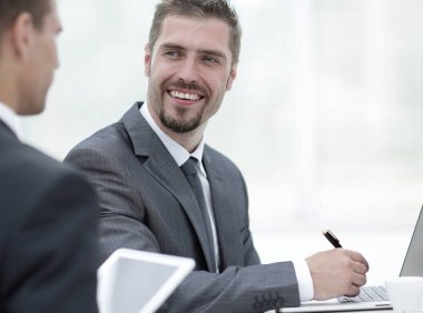 closeup.business ortakları iş sorunları tartışıyor